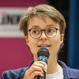 Die Bremer Landessprecherin der Partei Die Linke, Anna Fischer spricht beim Außerordentlichen Landesparteitag ihrer Partei im Nachbarschaftshaus Helene Kaisen in Bremen-Gröpelingen. Thema des Parteitages ist die Lage der Regierungsbildung im Land Bremen.