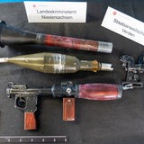 Asservate des LKA Niedersachsen und der Staatsanwaltschaft Verden zeigen Granaten und eine Handfeuerwaffe.