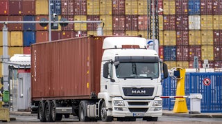 Ein Lastwagen mit einem Seecontainer verlässt das Containerterminal in Bremerhaven