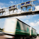 in Lkw passiert eine Mautbrücke auf der Autobahn A4 (Symbolbild)