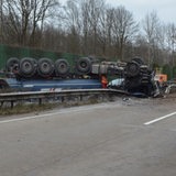 Ein Lkw liegt umgekippt auf der Autobahn.