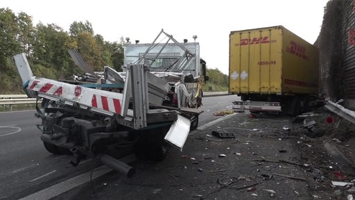 Zwei zerstörte LKW´s stehen am Rand der Autobahn nach einem Unfall. 