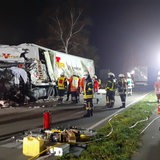 Nach einem Unfall stehe auf der Bundesstraße B6 Polizisten und Feuerwehrleute an einem schwer beschädigten Laster. 