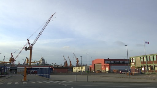 Das Gelände der Lloyd-Werft in Bremerhaven. Im Hintergrund sind Kräne und Lagerhallen zu sehen. 