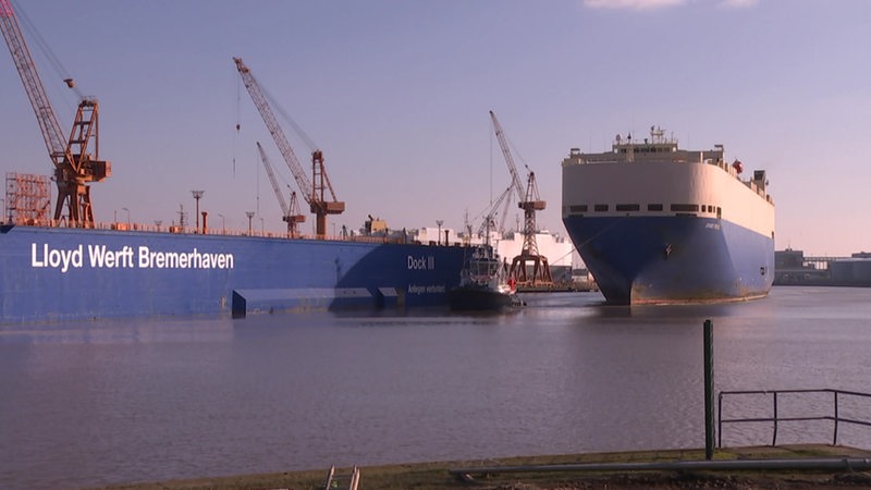 Ein Schiff vor der Lloyd-Werft in Bremerhaven.