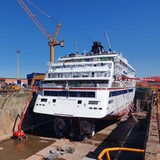 Ein Schiff liegt in einem Dock.