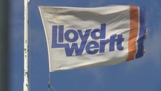 Eine im Wind wehende Fahne der Lloyd Werft.