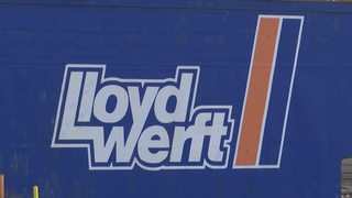Das Lloyd-Werft Logo in Blau auf einem Schiff. 