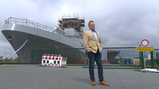 Thorsten Rönner vor seinem neuen Schiff im Bremerhavener Fischereihafen. 