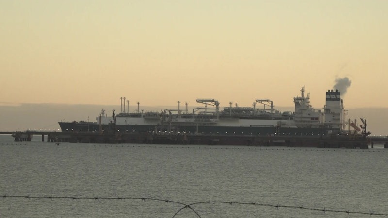 LNG-Tanker legt in Wilhelmshaven an