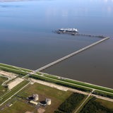 Luftaufnahme des LNG-Speicher- und Verdampfungs-Schiffes "Höegh Esperanza" am LNG-Terminal Wilhelmshaven. Seit Januar sind hier rund 30 LNG-Ladungen angekommen.