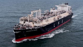 Das LNG-Frachtschiff Transgas Force auf hoher See