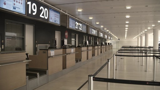 Leere Check-in Schalter am Bremer Flughafen