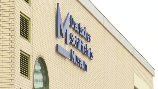 Das Logo des Deutschen Schifffahrtsmuseums auf der Gebäudefassade