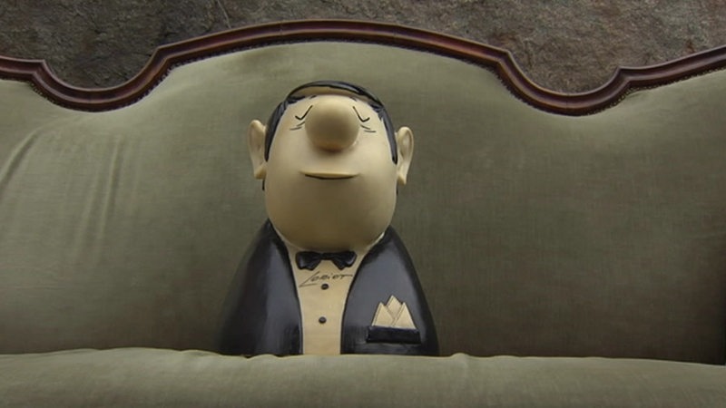 Loriot-Trickfilm-Figur auf dem Sofa