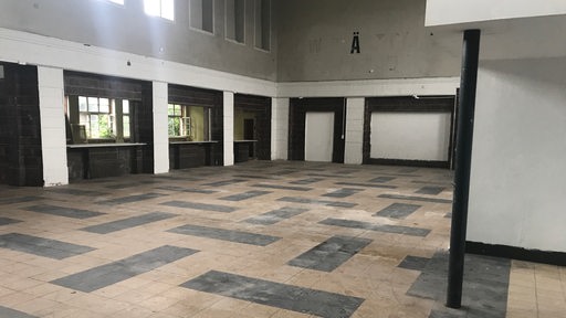 Leerstehende Eingeangshalle des stillgelegten Bahnhofs in der Bremer Neustadt