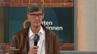 Der Politikwissenschaftler Lothar Probst im buten un binnen Studio. 
