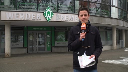 Sportblitz-Reporter Lowin steht vor dem Weser-Stadion