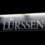 Der Namenszug der Lürssen-Werft ist auf einem Schild zu lesen. 