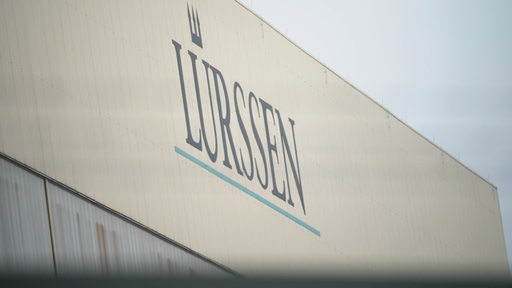 Logo der Lürssen-Werft an der Montagehalle
