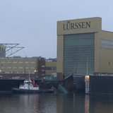 Ein Schiff ist mit einem Trockendock kollidiert.