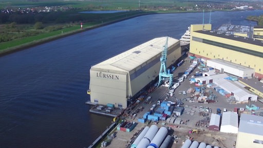 Ein Luftbild einer Produktionshalle der Lürrsen-Werft