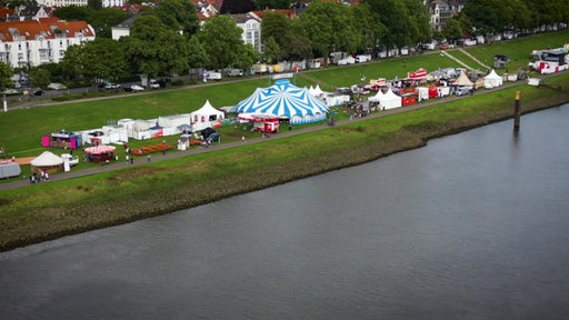 Ein Luftbild vom Deich mit einigen Bühnen der Breminale