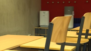 Zwei Luftfilter in einem Klassenraum an einer Bremer Schule. 