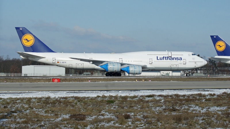 Ein Lufthansa-Flugzeug mit dem Beinamen Bremen steht an einem Flughafen.