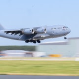 Ein Militärflugzeug landet an einem Flughafen.