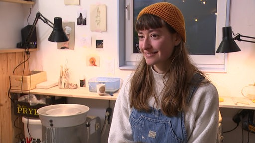 Die Künstlerin Luka Küssner in ihrem Keramik-Atelier bei einem Interview.