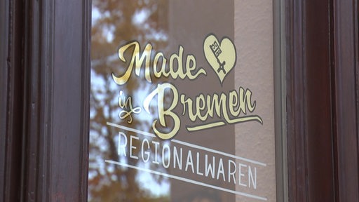 Eine Tür von einem Bremer Geschäft mit der Aufschrift: "Made in Bremen, Regionalwaren".