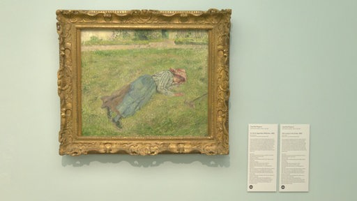 Ein Gemälde in goldenem Rahmen zeigt ein Mädchen, dass im Gras liegt