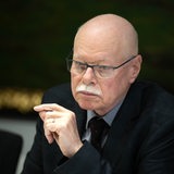 Ulrich Mäurer, Innensenator von Bremen, spricht bei einer Pressekonferenz. 