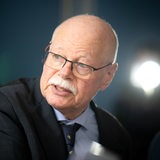 Ulrich Mäurer, (SPD) Innensenator von Bremen, schaut zur Seite.