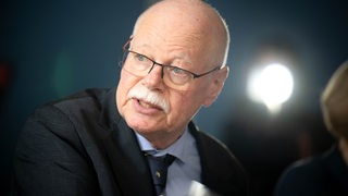 Ulrich Mäurer, (SPD) Innensenator von Bremen, schaut zur Seite.
