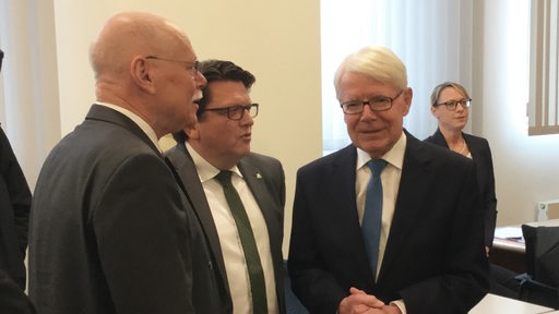 Ulrich Mäurer (li) und Hubertus Hess-Grunewald im Gespräch mit dem DFL-Präsidenten Reinhard Rauball