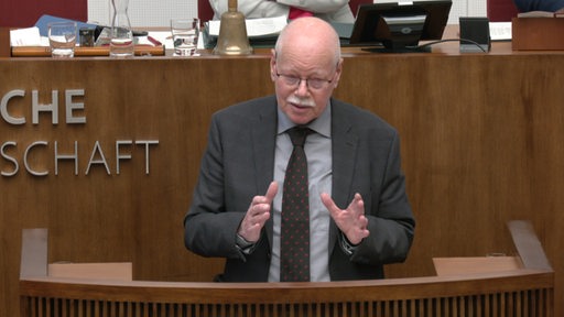 Der Innensenator Mäurer redet am Pult der Bremischen Bürgerschaft