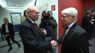 Ulrich Mäurer schüttelt DFL-Präsident Reinhard Rauball vor der Verhandlung in Bremen die Hand
