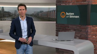 Moderator Janos Kereszti im Studio von buten un binnen.