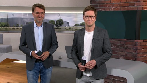Moderatoren Jan-Dirk Bruns und Felix Krömer im Studio von buten un binnen.
