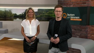 Die ModeratorInnen Janna Betten und Felix Krömer im Studio von buten un binnen.