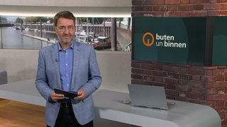 Moderator Jan-Dirk Bruns im Studio von buten un binnen. 