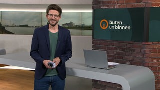 Moderator Niko Schleicher im buten un binnen Studio.
