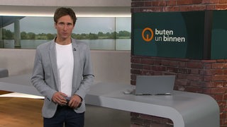 Moderator János Kereszti im buten un binnen Studio. 