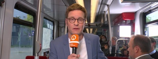 Moderator Felix Krömer aus der buten un binnen Straßenbahn.