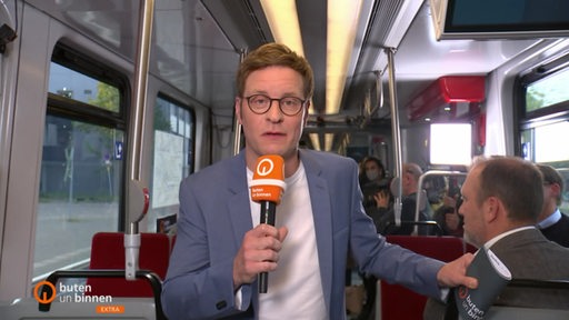 Moderator Felix Krömer aus der buten un binnen Straßenbahn.