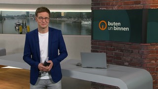 Moderator Felix Krömer im buten un binnen Studio. 
