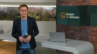 Moderator Felix Krömer im Studio von buten un binnen.