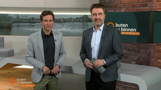 Moderatoren Janos Kereszti und Jan-Dirk Bruns im Studio von buten un binnen.